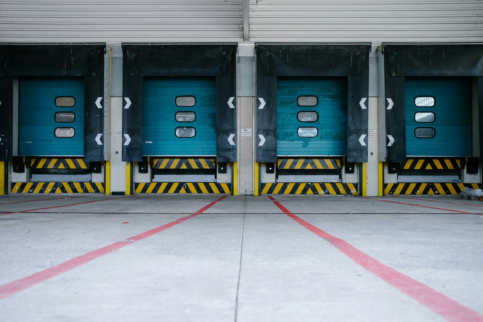 Rampy przeładunkowe w magazynie centrum logistycznego