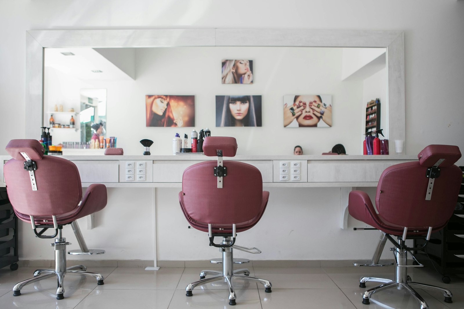 Stanowiska z fotelami i lustrami w salonie beauty