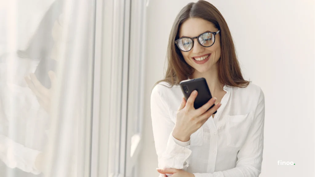 Klientka Finoo przeglądająca oferty pożyczek na smartfonie
