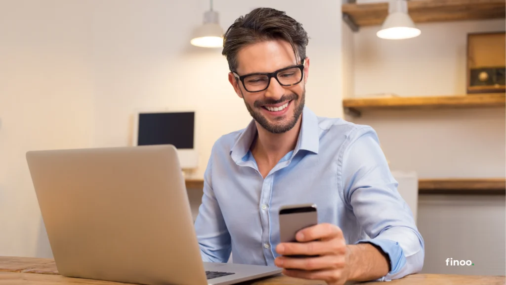 Mężczyzna korzystający ze smartfona – szybki wniosek pożyczkowy online na platformie Finoo